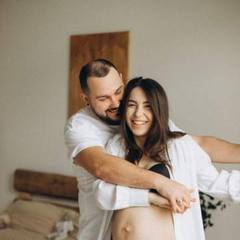 Casal sorrindo esperando um bebê