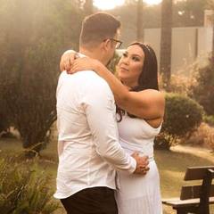 Casal de noivos abraçados